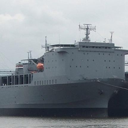 Επίσημη "ξενάγηση" πάνω στο πλοίο των χημικών, χωρίς καμία ενημέρωση από την ελληνική κυβέρνηση!