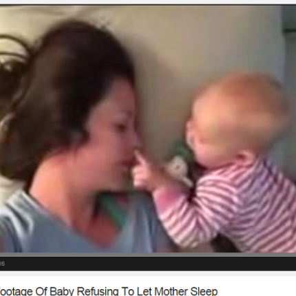 Το μωρό που κάνει ό,τι μπορεί για να ξυπνήσει τη μαμά του! (βίντεο)
