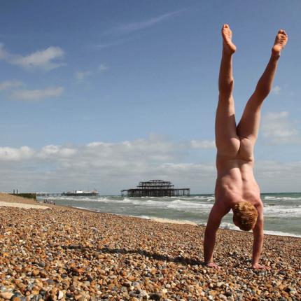 Ο γυμνός ταξιδιώτης που διαδηλώνει για την τεχνολογία! (φωτογραφίες)