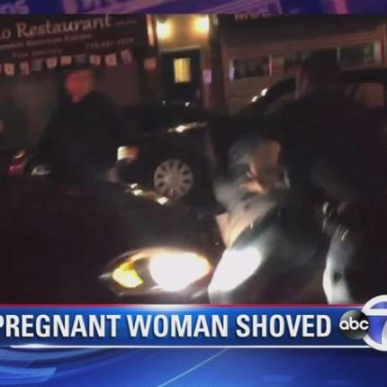 Αστυνομικός στη Νέα Υόρκη ρίχνει στο δρόμο έγκυο γυναίκα (βίντεο)