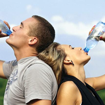 Δεν πίνεις πολύ νερό; Δες τι θα κάνεις για να πίνεις