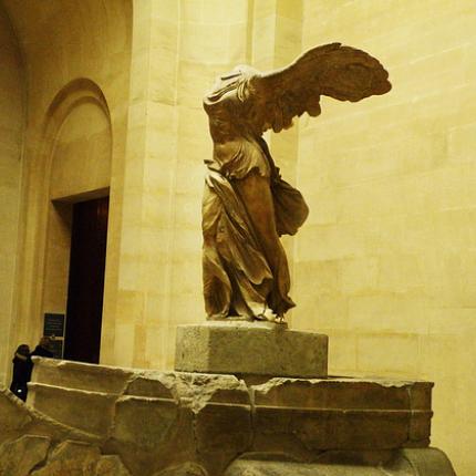 Έλληνες "βομβαρδίζουν" ιστοσελίδα του Λούβρου για τη Νίκη της Σαμοθράκης