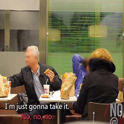 Κοινωνικό πείραμα: Εσείς θα δίνατε το φαγητό κάποιου άλλου σε έναν άστεγο; (βίντεο)