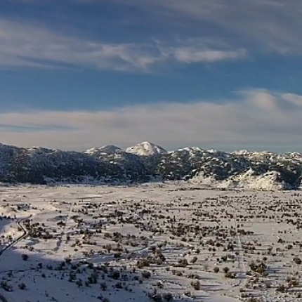 Ο χιονισμένος Ομαλός από ψηλά και η ομοιότητα του με τις Άλπεις (βίντεο)