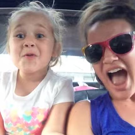 Μαμά και κόρη τραγουδούν και εντυπωσιάζουν (βίντεο)