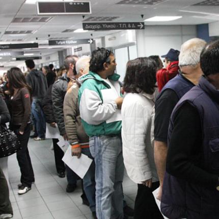 Ουρές στις εφορίες και τι τρέχουν να προλάβουν οι φορολογούμενοι