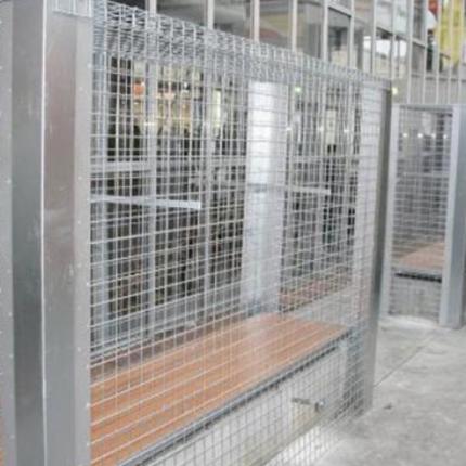 Δήμαρχος έβαλε κλουβιά σε παγκάκια για να μην πηγαίνουν οι άστεγοι! (φωτο)