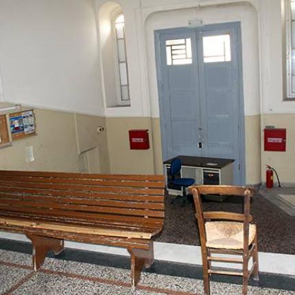 Τα αυτοσχέδια "αναχώματα" στο Δικαστικό Μέγαρο Ηρακλείου