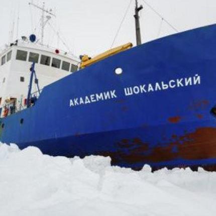 Απεγκλωβίστηκε από τους πάγους το κινεζικό παγοθραυστικό