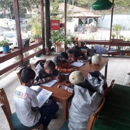 Τηλεκπαίδευση δύο ταχυτήτων - Οι μαθητές του χωριού κάνουν μάθημα μέσα στο κρύο