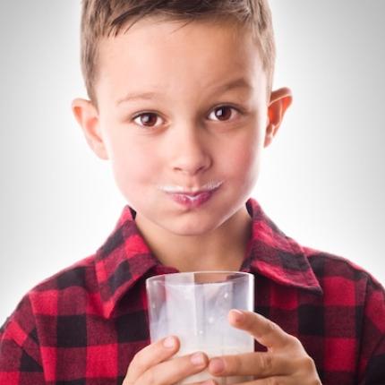 Πόσο γάλα πρέπει να πίνουν τα παιδιά; 