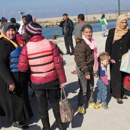Πολίτες και σύλλογοι προσφέρουν είδη πρώτης ανάγκης στους μετανάστες των Χανίων