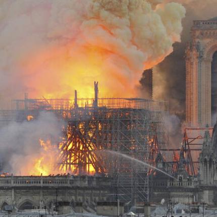 παναγία_των_παρισίων_φωτιά