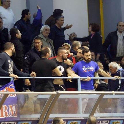 Ένταση και ξύλο στην Ελευσίνα
