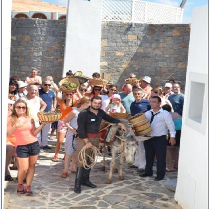 Παραδοσιακός τρύγος στο Creta Maris Beach Resort