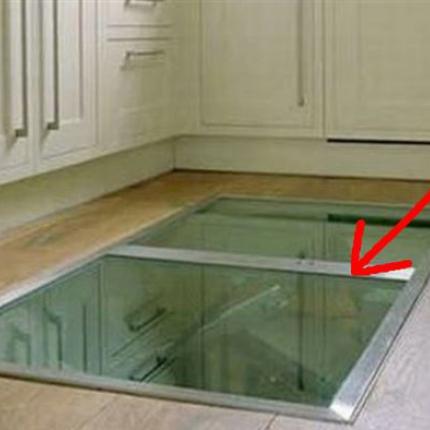 Αυτός ο άνθρωπος έβαλε ένα παράθυρο στο πάτωμα της κουζίνας του. Ο λόγος;;;