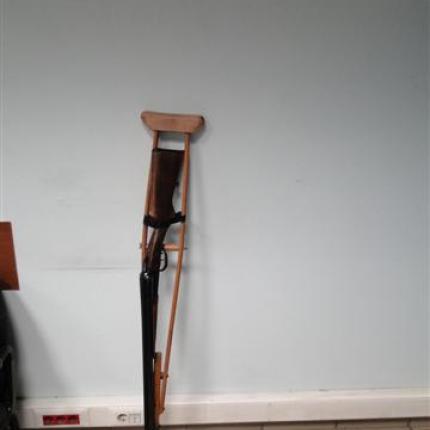 Ληστής με καραμπίνα προσαρμοσμένη σε... πατερίτσα!