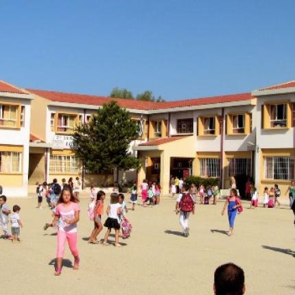 300 ευρώ ενίσχυση σε γονείς με χαμηλά εισοδήματα και παιδιά στο δημοτικό