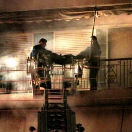 'Ενας πυροσβέστης και μία γυναίκα νεκροί, από μεγάλη φωτιά στο Παλαιό Φάληρο