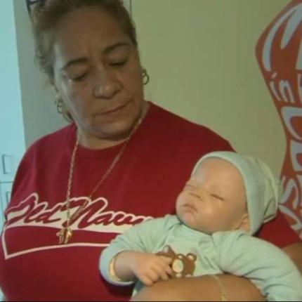 Έσπασαν το αυτοκίνητο για να σώσουν ένα μωρό ... κούκλα (βίντεο)