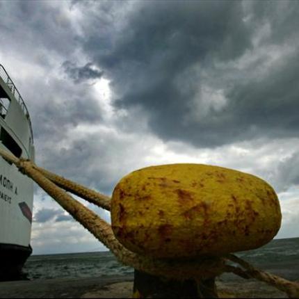 Οι θυελλώδεις άνεμοι στο Αιγαίο "δένουν" τα πλοία στα λιμάνια
