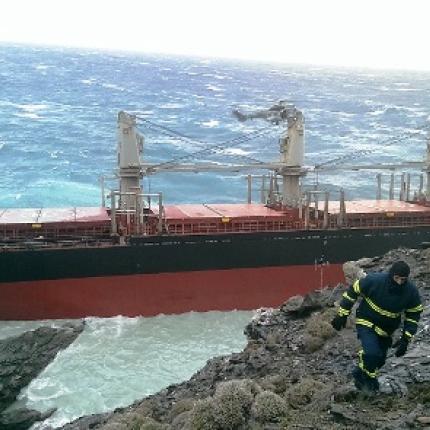 Καλά στην υγεία τους οι 22 ναυτικοί πλοίου που προσάραξε στην Άνδρο