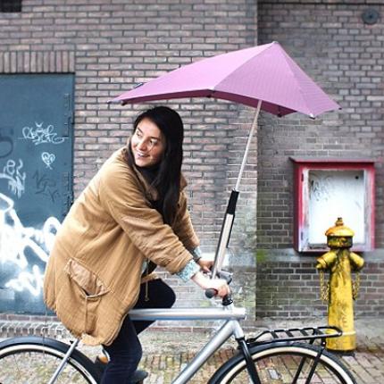 Ποδήλατο με ομπρέλα για φθινοπωρινές βόλτες