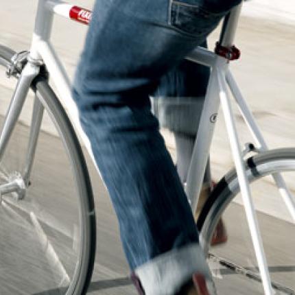 Ποδηλάτης ξεγελάει το θάνατο (βίντεο)