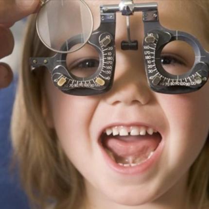 Πολυεστιακοί φακοί σε παιδί