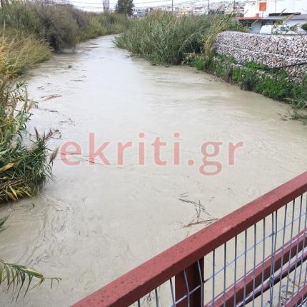 Οι βροχές... φούσκωσαν τον ποταμό