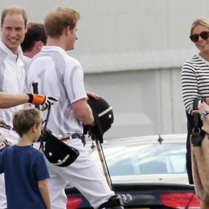 Τα οπίσθια ... της συνοδού του πρίγκιπα Χάρι