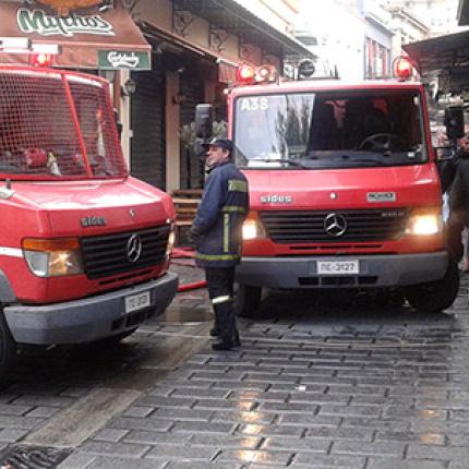 Υπό μερικό έλεγχο η πυρκαγιά στο κέντρο της Αθήνας