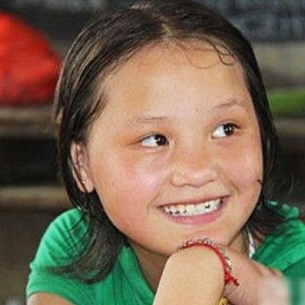 Μαθήματα ανθρωπιάς από την Κίνα - Κουβαλάει τη φίλη της στο σχολείο