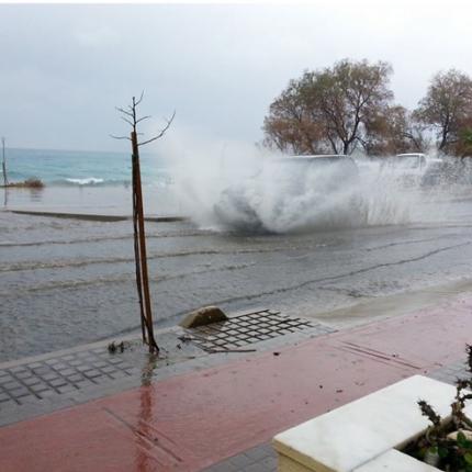 Ολιγόλεπτη νεροποντή πλημμύρισε το Ρέθυμνο!