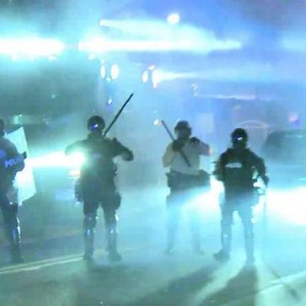 'Αγριες συγκρούσεις διαδηλωτών με την αστυνομία μετά τη δολοφονία του νεαρού αφροαμερικανού