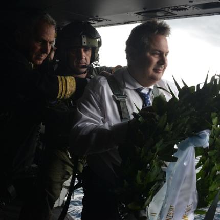 Τουρκικά F-16 "ενόχλησαν" τον Πάνο Καμμένο στη ρίψη στεφάνου στα Ίμια