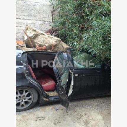 Πρωτοχρονιάτικη τύχη στη Ρόδο: Βγήκε από το αυτοκίνητο λίγο πριν το καταπλακώσουν βράχια