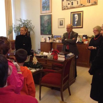 Κάλαντα από παιδιά Ρομά στο δήμαρχο Ηρακλείου