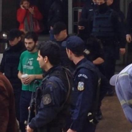 Εμφανώς καταβεβλημένος βγήκε από το νοσοκομείο ο Νίκος Ρωμανός