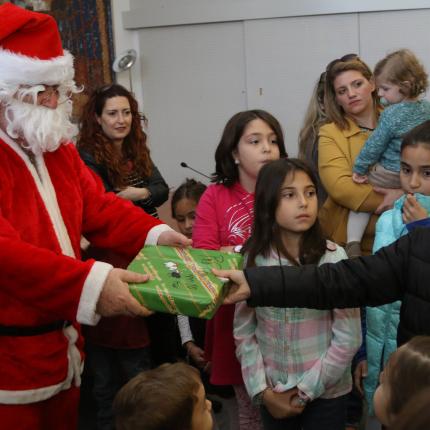 Ήρθε ο Άγιος Βασίλης για τα παιδιά των δημοσιογράφων στο Ηράκλειο (βίντεο)