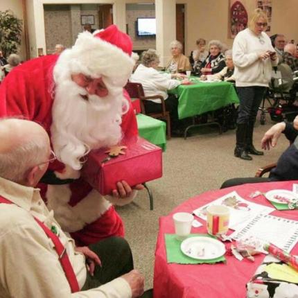Αγιος Βασίλης σε γηροκομειο