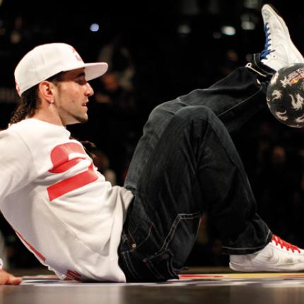 Ο "παππούς" που κάνει θαύματα με τη... μπάλα! ! (βίντεο)