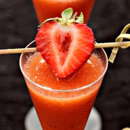 Σφηνάκια με βότκα φράουλας