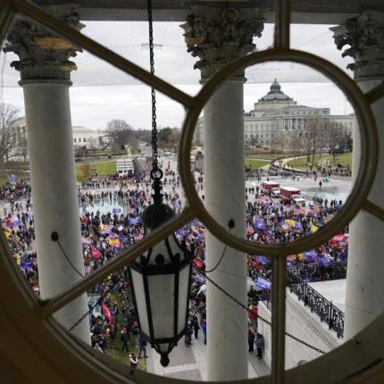 Οι οπαδοί του Τραμπ πλημμύρισαν το Καπιτώλιο