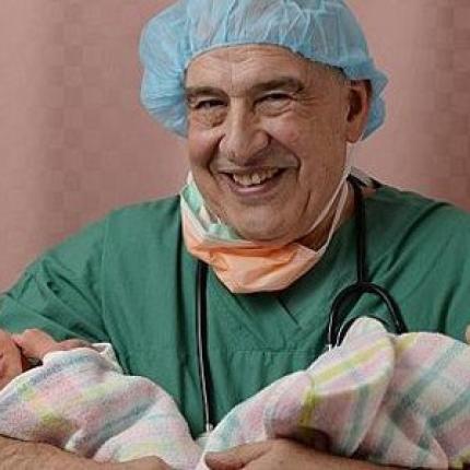 Δρ. Γιάννης Σβίγγος: Ο  «ήρωας» ομογενής μαιευτήρας - γυναικολόγος 