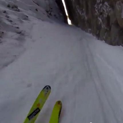 Αυτή η κατάβαση σκι... θα σας κόψει την ανάσα! (βίντεο)