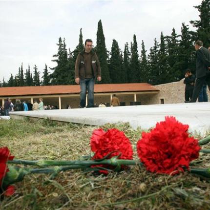 Στο Σκοπευτήριο της Καισαριανής κατέθεσε στεφάνι ο γγ του ΚΚΕ Δ. Κουτσούμπας