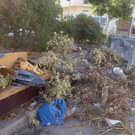 Ηράκλειο: Τα σκουπίδια κάνουν πάρτι στη… Μίνωος (φωτογραφίες)