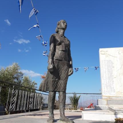 Το μνημείο των Σκουρβούλων με το εξαιρετικό γλυπτό της Ασπασίας Παπαδοπετράκη "Η γυναίκα στην Αντίσταση"