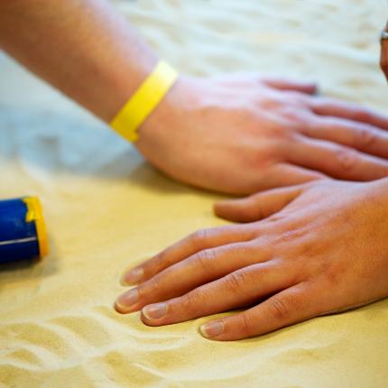 Το βραχιολάκι που σε προειδοποιεί όταν το παρακάνεις με την ηλιοθεραπεία!